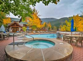 Keystone Ski Condo with Mtn View - Walk to Gondola!，位于基斯通的酒店