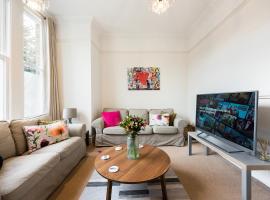 Heart of Ealing Apartment with Garden，位于伦敦Northfields附近的酒店