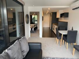 Midnight Luxe 1 BR Executive Apartment L1 in the heart of Braddon Pool Sauna Secure Parking Wine WiFi，位于堪培拉的自助式住宿