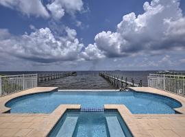Waterfront Gem with Pool and Dock in Apollo Beach，位于阿波罗海滩的酒店