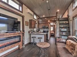Secluded Morganton Tiny Home w/ Grills!，位于摩根顿的酒店