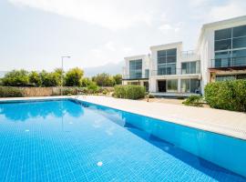 Spacious Sanctuary Cove B4 duplex with Sea View in Kyrenia Girne，位于拉普索斯的酒店