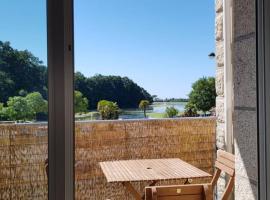 Bel appartement la Forêt-Fouesnant vue sur la baie，位于拉福雷富埃南科尔努阿伊高尔夫球场附近的酒店