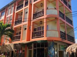 Hotel y Restaurante Colonial Playa，位于特拉的酒店