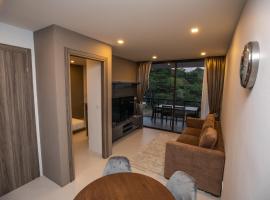 Beachfront Condo Escape 243，位于罗勇的酒店