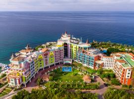 Merit Crystal Cove Hotel Casino & SPA，位于凯里尼亚的酒店