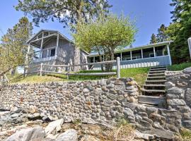 Bayfront Hancock Cottage with Beach Access and Views!，位于Hancock的酒店