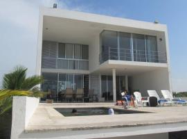 Designer´s House Beach Front Superb Ocean View Hi Speed WiFi，位于Telchac的酒店
