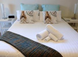 THE TIN SHED Couples accommodation at Bay of Fires，位于比那隆湾的酒店