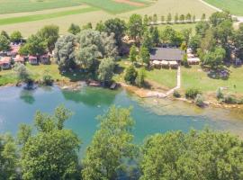 Holiday resort & camping Bela krajina - river Kolpa，位于梅特利卡的酒店