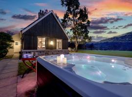 Dalveich Cottage, hot tub, 2 bedroom, Lochearnhead，位于洛亨黑德的酒店