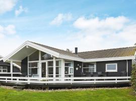 6 person holiday home in Svendborg，位于斯文堡的海滩短租房