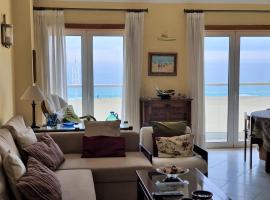 Nazare apartamento em frente ao mar，位于纳扎雷的带按摩浴缸的酒店