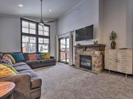 Slopeside Solitude Condo - Walk to Ski Lifts!，位于索利图德的酒店