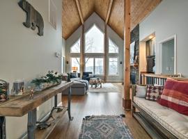 Grand Chalet with Hot Tub - Near Wintergreen Resort，位于Wintergreen的酒店
