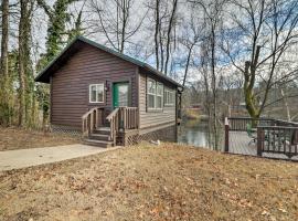 Cozy Heber Springs Cabin with Deck and Dock!，位于Heber Springs的住宿