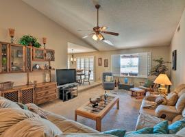 7 Mi to Riparian Preserve Family Home with Yard!，位于梅萨的酒店