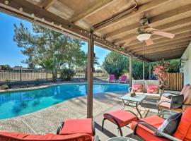 Mesa Home with Pool about 7 Mi to Riparian Preserve!，位于梅萨的度假屋