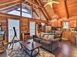 Sevierville Cabin with Private Hot Tub and Fireplace!，位于赛维尔维尔的度假屋