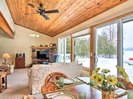 Cedar Cottage, Private Beach on Lake Leelanau，位于Cedar的酒店