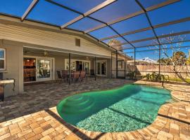 Canal-Front Siesta Key Home Heated Pool and Privacy，位于西耶斯塔岛的酒店