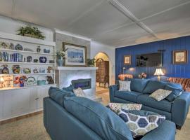 Eclectic Manitowoc Vacation Rental Near Marina!，位于马尼托沃克的酒店