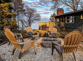 Renovated and Cozy Cottage on Cayuga Lake Wine Trail，位于塞尼卡福尔斯的酒店