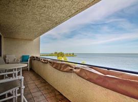 Hudson Resort Condo with Gulf Views and Beach!，位于哈得逊的酒店