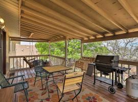 Page Home with Deck and Yard Walk to Rim View Trail，位于佩吉的酒店