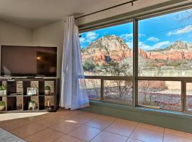 Sedona Home with Views and Patio Golf and Hiking Haven!，位于塞多纳的酒店