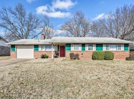 Norman Home with Yard, Walk to Park and OU Campus!，位于诺曼的酒店