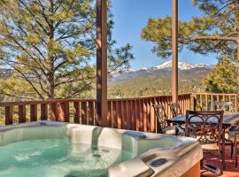 Lavish Ruidoso Condo with 2 Private Decks and Hot Tub!，位于鲁伊多索的酒店