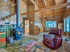 Near Hiking and Skiing Bear Valley Cabin!，位于Tamarack的酒店