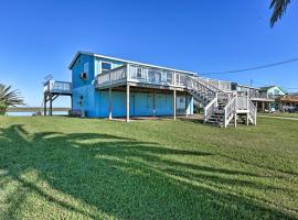 Oceanfront Sargent Beach Home with Dock!，位于Sargent的酒店