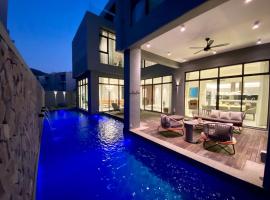 Molly Luxury Private Pool Bungalow茉莉的家豪华私人泳池别墅，位于珍南海滩的酒店