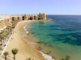 Cozy Holiday @ 3BR Apt Near Beach Promenade!