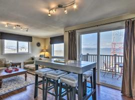 Waterfront Condo on Pier in Downtown Astoria!，位于阿斯托里亚的公寓