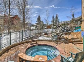 Cozy Ski-InandSki-Out Winter Park Resort Condo!，位于冬季公园的酒店