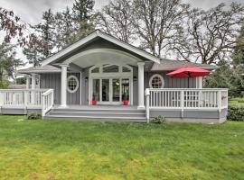 Contemporary Tacoma Cottage with Deck and Pond!，位于塔科马的酒店