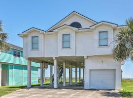 Oceanfront Galveston Home - Walk to Beach!，位于加尔维斯敦的酒店