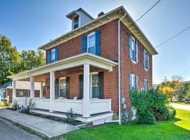 Quaint Ligonier Family Home - 3 Miles to Idlewild!，位于Ligonier的酒店