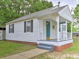 Gulfport Home with Deck and Grill, Walk to Beach!，位于格尔夫波特长滩二战战舰炮附近的酒店