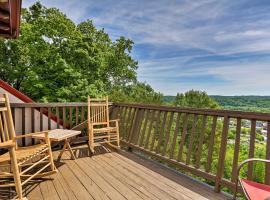 Burkesville Apt with Deck, Views and Pool Access!，位于Burkesville的度假短租房