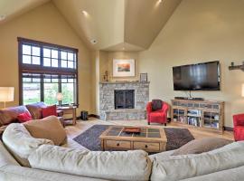 Downtown Condo Near Whitefish Resort and Lake!，位于白鱼镇的酒店