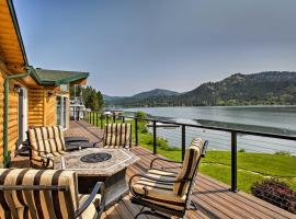 Lakefront Retreat with Kayaks, Paddle Boards and Deck!，位于Nine Mile Falls的酒店