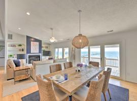 Waterfront Harkers Island Home Sunset View and Dock，位于Harkers Island的酒店