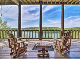 Spacious Cabin on Dale Hollow Lake with Hot Tub!，位于Albany的酒店