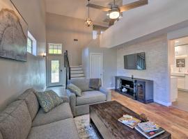 Modern Flagstaff Home with BBQ, Walk Downtown!，位于弗拉格斯塔夫的酒店