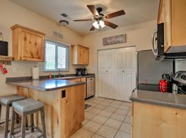 Kanab Condo with Pool and Patio, 30 Mi to Zion NP，位于卡纳布的酒店