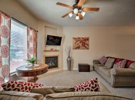 Kanab Condo with Pool and Patio, 30 Mi to Zion NP，位于卡纳布的酒店